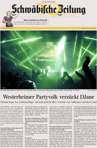 DJANE SIMONÉ AUF DER BÜHNE BEI DEN PARTYFEELINGS IN DER SCHWÄBISCHEN ZEITUNG.